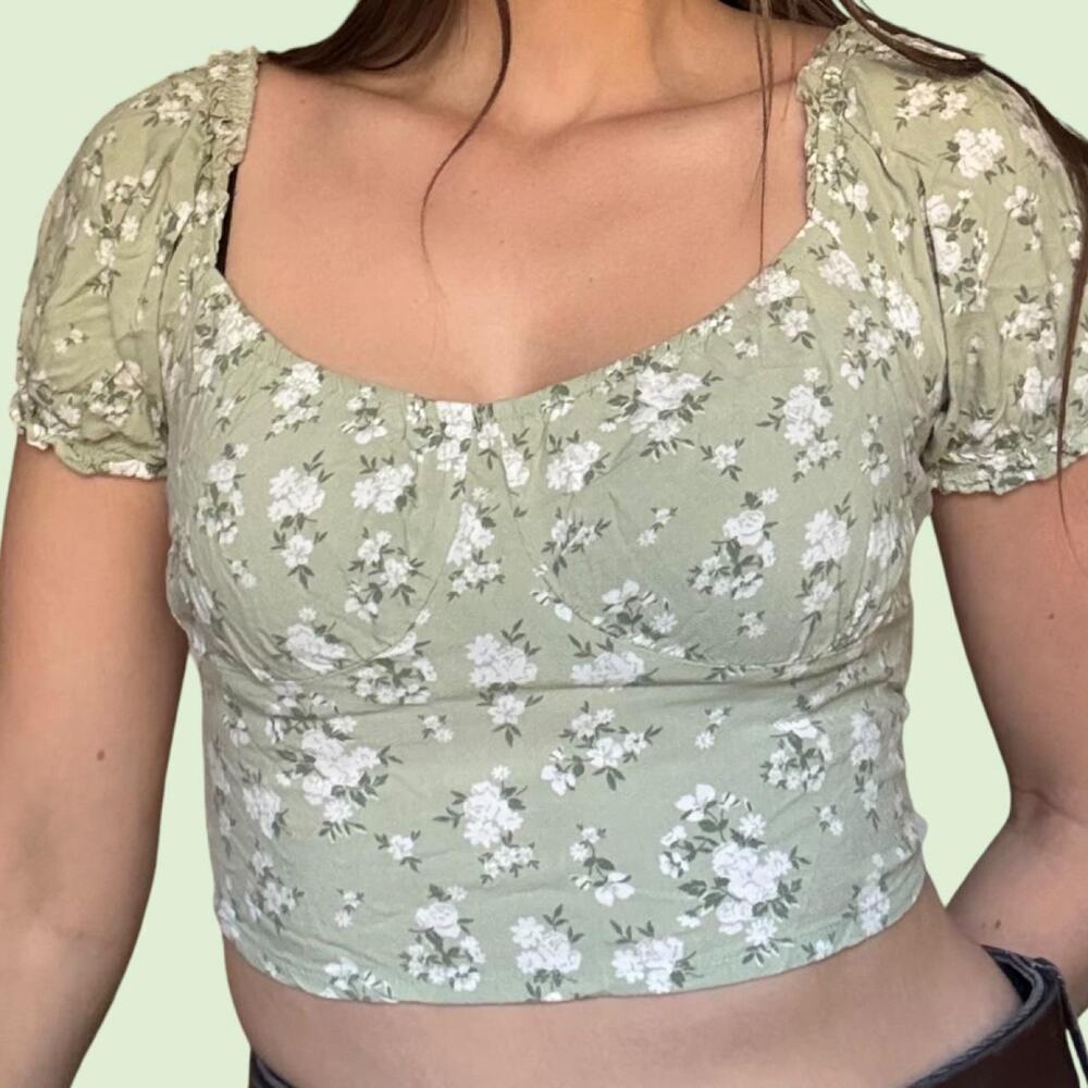 Cute feminine hollister floral crop